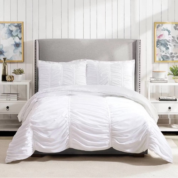 Modern Heirloom Other - Luxurious White Full/Queen Comforter Set ~ NEW